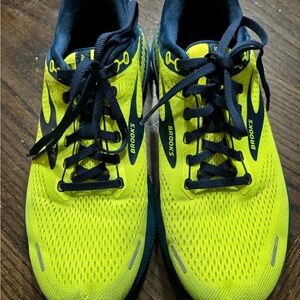 Men’s size 8 Brooks Adrenaline GTS 22